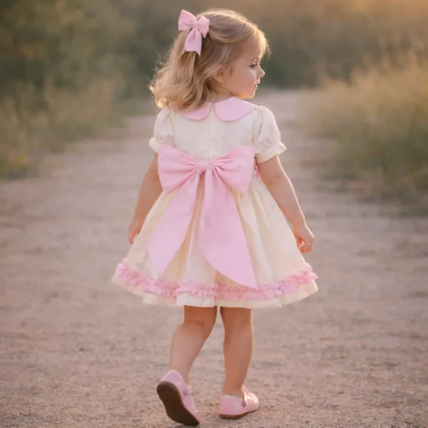 Niña con vestido niña rosa Helen de cuello bebé y lazo delantero