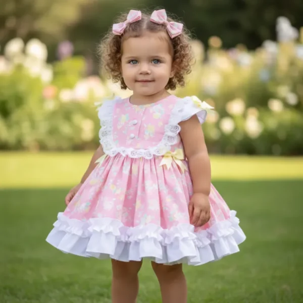 Vestido de niña bebé rosa con estampado floral, volantes blancos y detalles de encaje