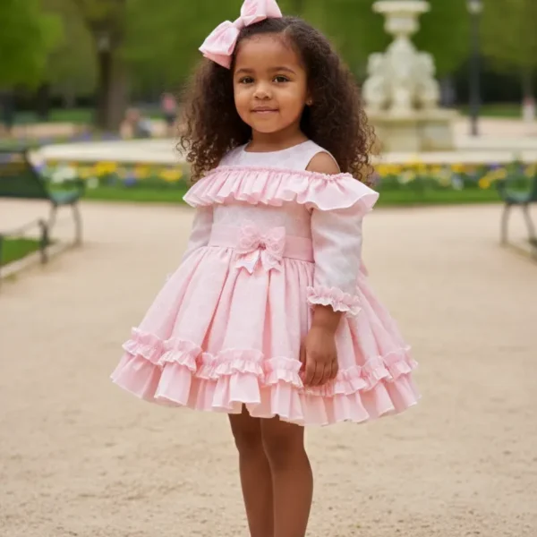 Niña con vestido rosa empolvado de volantes y lazo central, vestido infantil elegante de manga larga para ocasiones especiales
