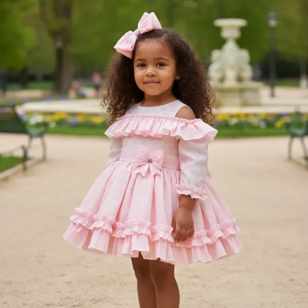 Niña con vestido rosa empolvado de volantes y lazo central, vestido infantil elegante de manga larga para ocasiones especiales