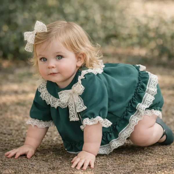 Vestido de niña verde VALERIA de estilo artesanal elegante
