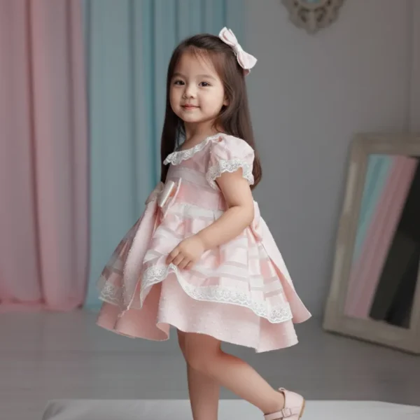 Vestido de niña rosa empolvado con lazo trasero y falda con vuelo en movimiento Sabina