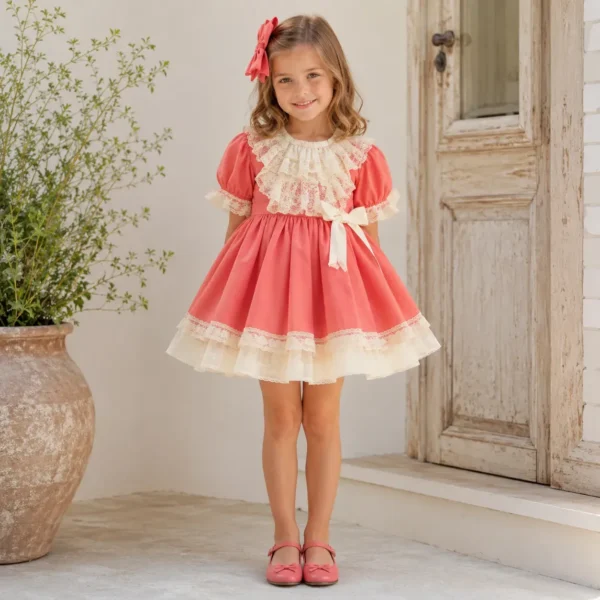Vestido de niña Diana coral con volantes de encaje beige
