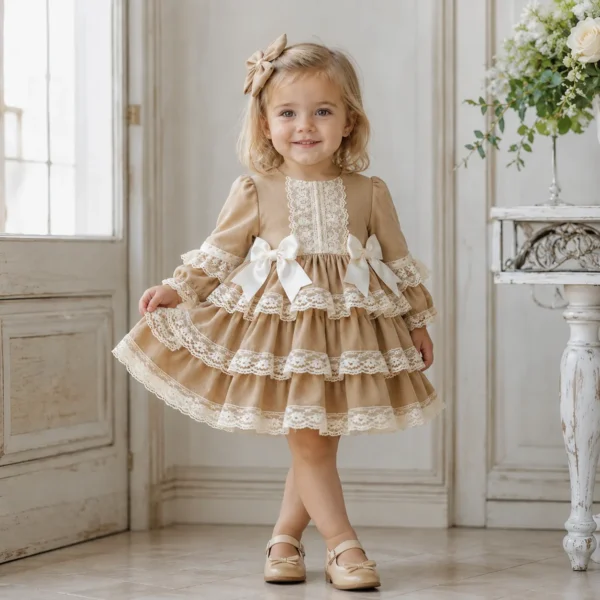Vestido de niña Esther camel con volantes, encaje y lazos marfil
