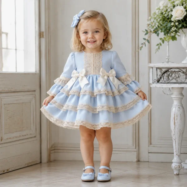 Vestido de niña Esther celeste con volantes, encaje y lazos marfil