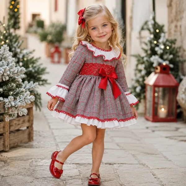 Niña con vestido de Navidad de cuadros y encaje rojo