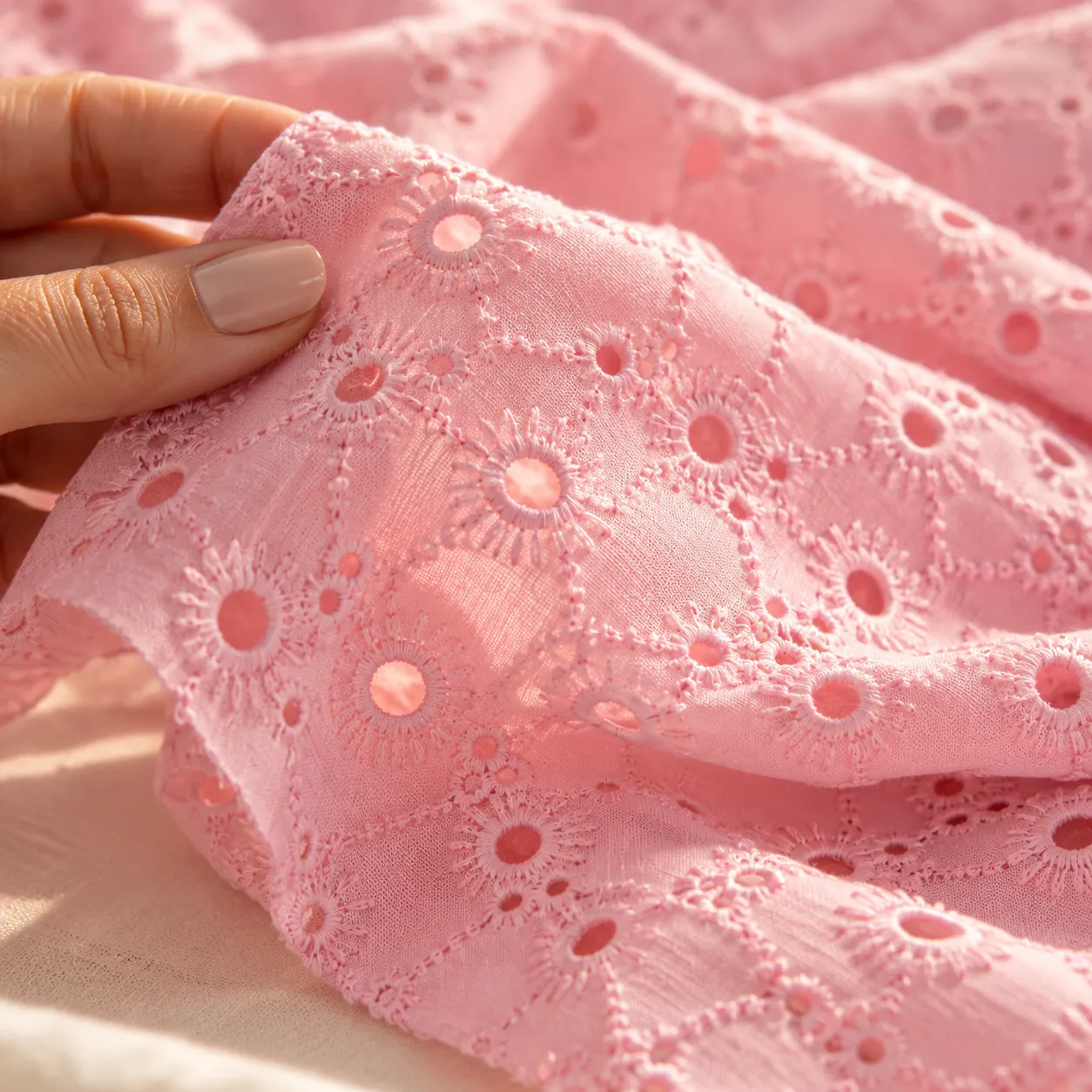 Detalle textil en tono rosa para vestidos de niña